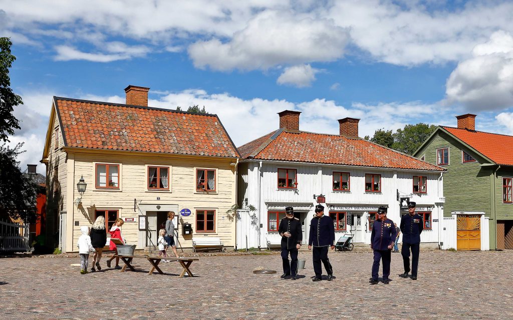 People in costumes in Gamla Linköping