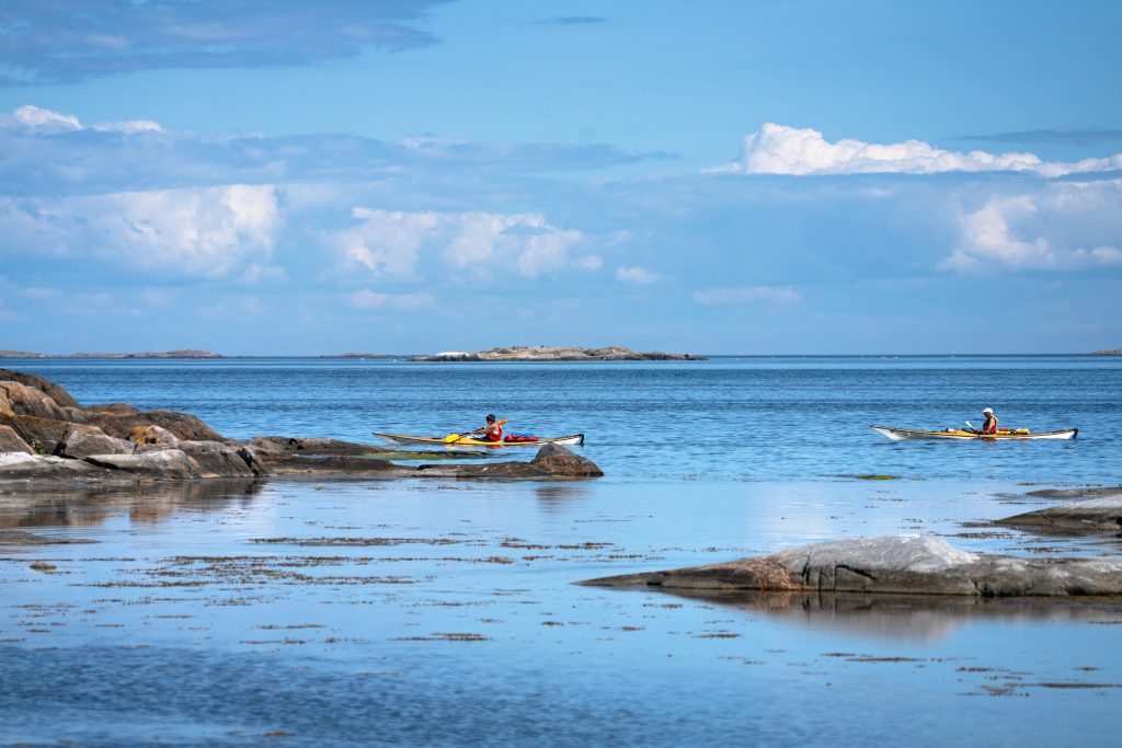Two people kayaking in the Sant Anna archipelago