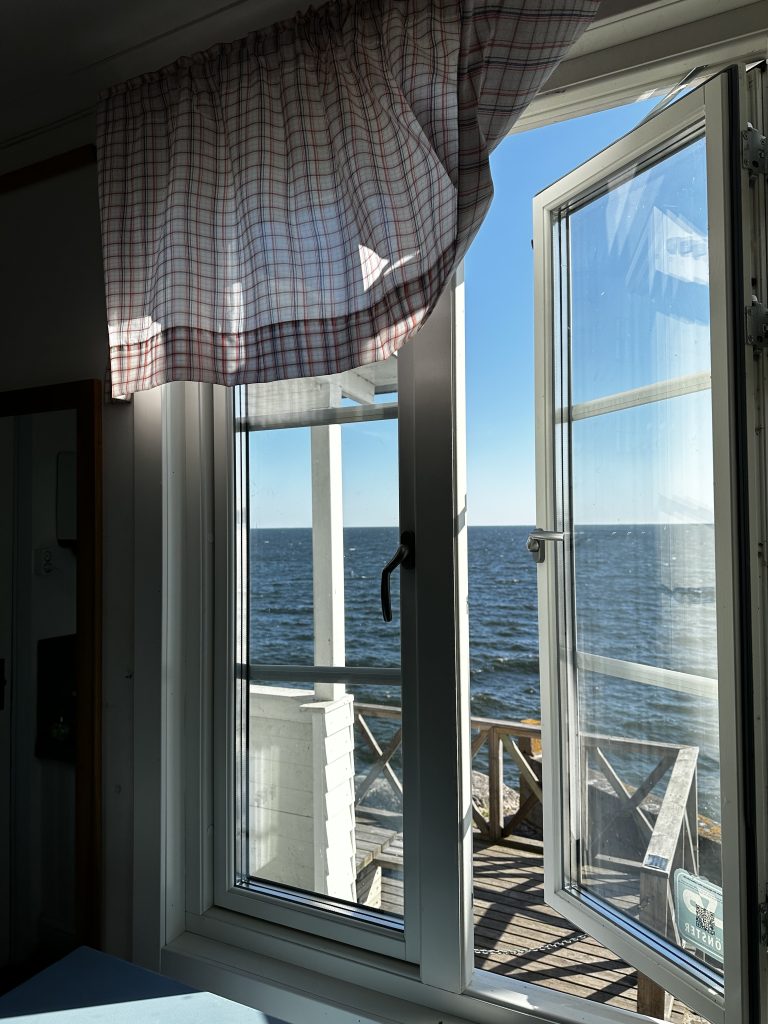 Oxelösund_Fyrvaktarbostaden_fönster_sommar