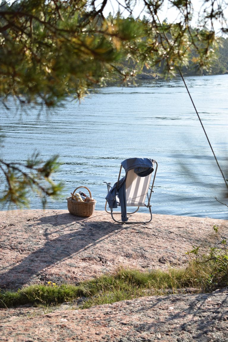 Oxelösund_Solstol korg barrträd Femöre S_sommar