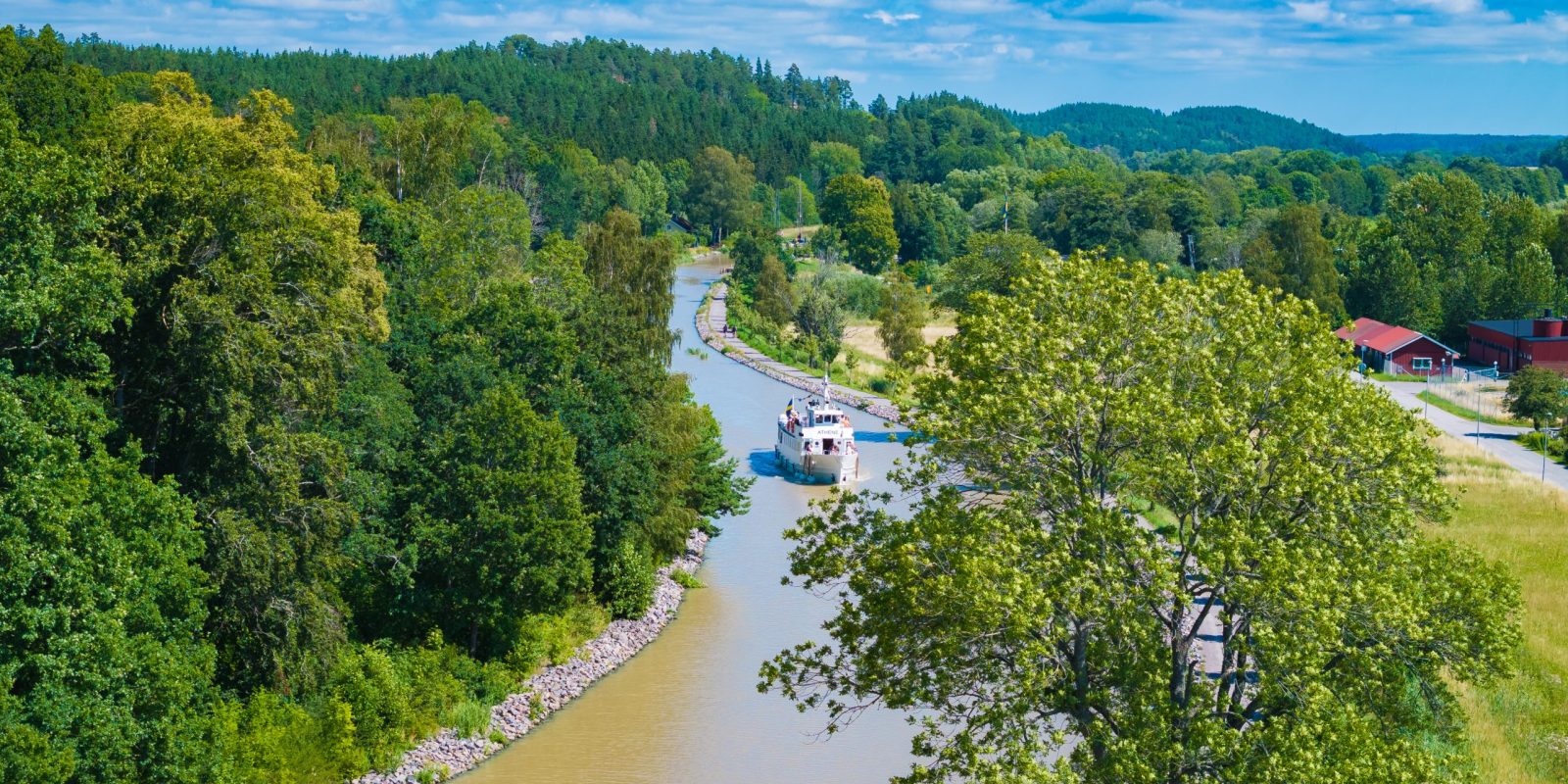 Passagerarbåt i kanal sett ovanifrån